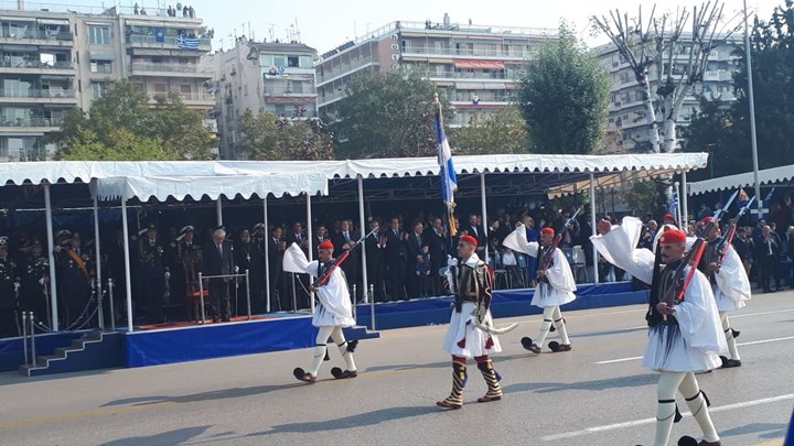 Στρατιωτική παρέλαση στη Θεσσαλονίκη: Θερμό χειροκρότημα απέσπασαν οι Εύζωνες της Προεδρικής Φρουράς – ΦΩΤΟ – ΒΙΝΤΕΟ