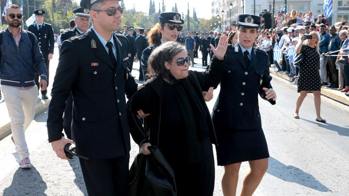 Μαθητική παρέλαση στην Αθήνα: H Ελένη Λουκά… ξαναχτύπησε – Την απομάκρυναν αστυνομικοί – ΦΩΤΟ
