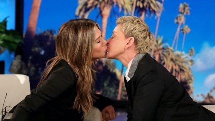 Χαμός στο διαδίκτυο από το φιλί της Τζένιφερ Άνιστον στην Έλεν ντε Τζένερις – ΦΩΤΟ – ΒΙΝΤΕΟ