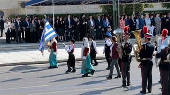 Με σύμμαχο τον καλό καιρό η μαθητική παρέλαση στην Αθήνα – Τα μηνύματα των επισήμων – ΒΙΝΤΕΟ