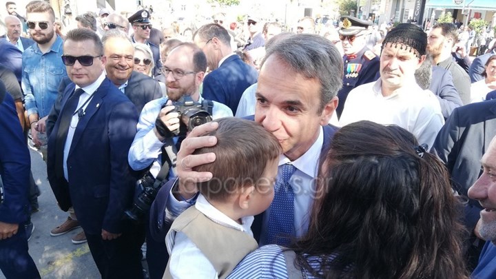 Οι selfies του Κυριάκου Μητσοτάκη στην Κρήτη – Oι μαντινάδες που του αφιέρωσαν – ΦΩΤΟ -ΒΙΝΤΕΟ