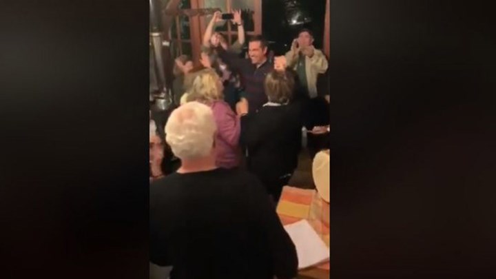 Ο χορός του Αλέξη Τσίπρα σε ταβέρνα στην Αρκαδία -ΒΙΝΤΕΟ