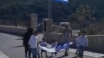 Συγκίνησαν οι λιγοστοί μαθητές στη Γαύδο – Έκαναν παρέλαση κρατώντας την ελληνική σημαία – ΒΙΝΤΕΟ