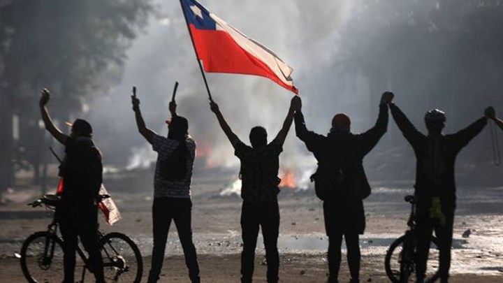Νέες κινητοποιήσεις και επεισόδια στη Χιλή παρά τον ανασχηματισμό της κυβέρνησης – ΦΩΤΟ