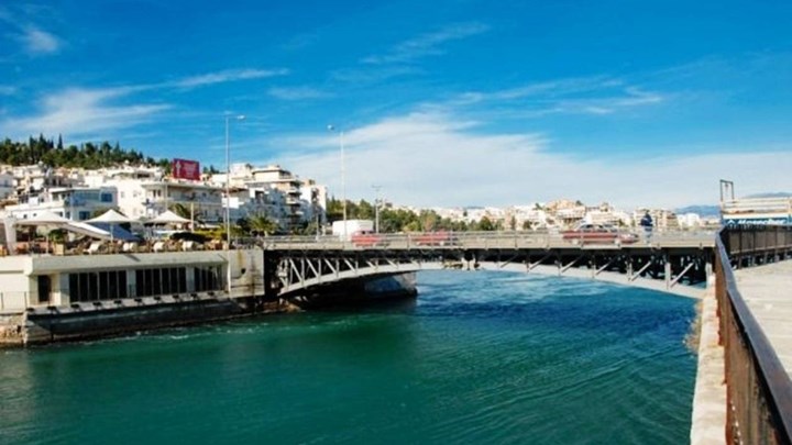 Τουριστικό πλοίο προσέκρουσε στη γέφυρα του Πορθμού του Ευρίπου