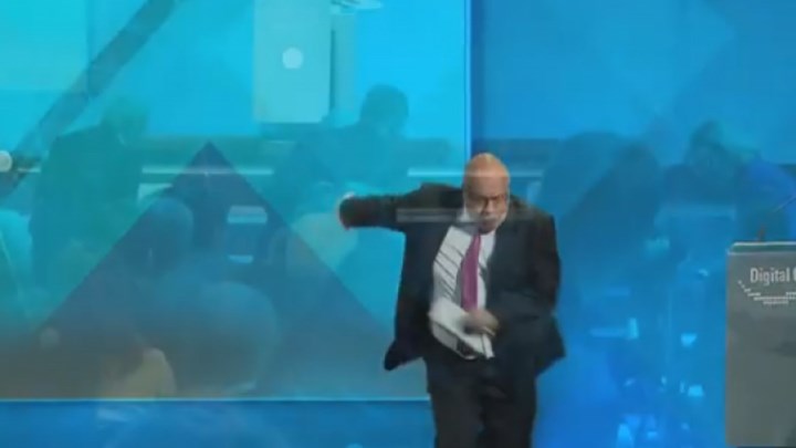 Ατύχημα-σοκ για τον Γερμανό υπουργό Οικονομίας – Έπεσε από τη σκηνή και χτύπησε – Έμεινε αναίσθητος για αρκετά λεπτά -ΒΙΝΤΕΟ