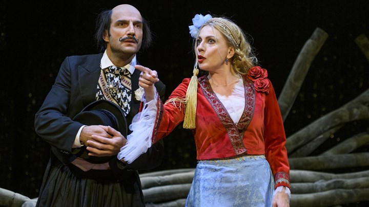 Αγνώριστος ο Κουρής στου…Κουτρούλη το γάμο δίπλα στην Καρύδη – Αποκλειστικές φωτογραφίες