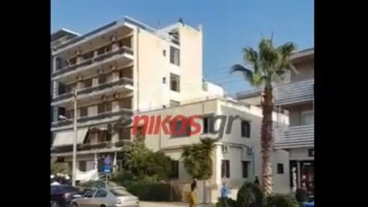 Ένταση στη Γλυφάδα κατά τη μεταφορά ασθενών από την Προνοιακή Μονάδα – Εργαζόμενος απείλησε να πέσει στο κενό – ΒΙΝΤΕΟ