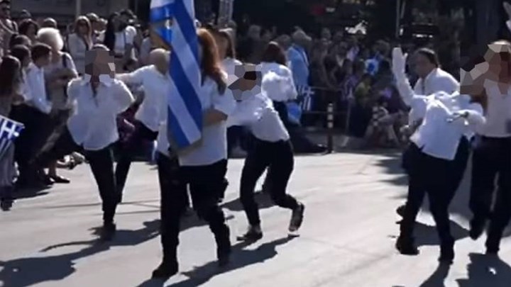 Νεολαία ΣΥΡΙΖΑ: Καμία προσβολή από την παρέλαση αλά Μόντι Πάιθον
