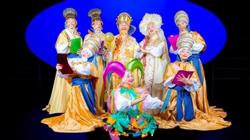 Τα πρώτα κλικ από τον «Τσάρο με τη μακριά γενειάδα» της Κάρμεν Ρουγγέρη