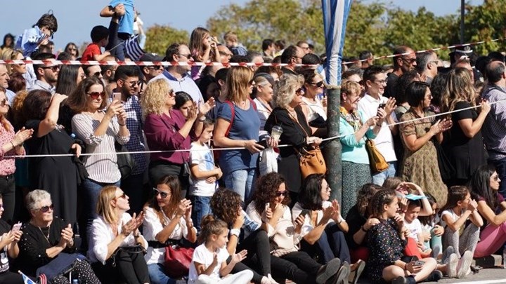 Το διαχωριστικό σχοινί της παρέλασης παραλίγο να αποβεί μοιραίο για 13χρονο – Σοκ από τα σημάδια στον λαιμό του – ΦΩΤΟ