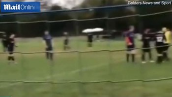 Σοκαριστικό ΒΙΝΤΕΟ: Ποδοσφαιριστής στη Γερμανία έριξε μπουνιά σε διαιτητή και τον άφησε αναίσθητο