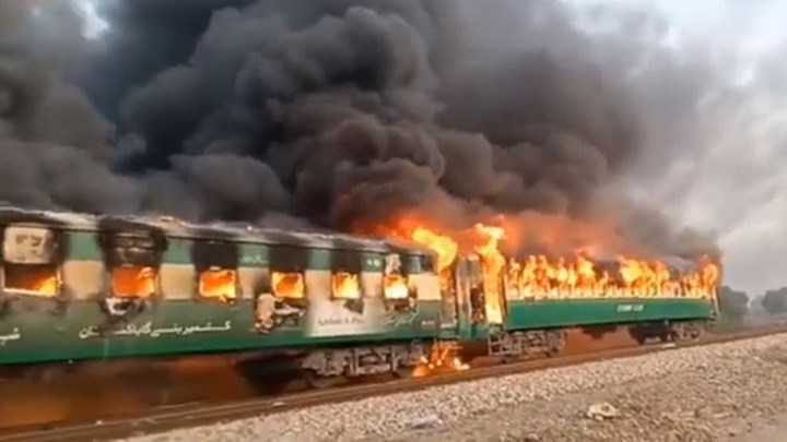 Τουλάχιστον 10 νεκροί από πυρκαγιά σε τρένο στο Πακιστάν – ΦΩΤΟ