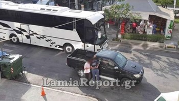 Επικό: Άφησε το αυτοκίνητο στη μέση του δρόμου και πήγε για ψώνια – ΒΙΝΤΕΟ