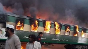Τουλάχιστον 46 οι νεκροί από πυρκαγιά σε τρένο στο Πακιστάν – ΦΩΤΟ