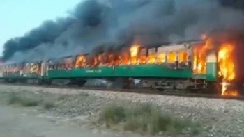 Τραγωδία στο Πακιστάν – Τουλάχιστον 65 οι νεκροί από την πυρκαγιά σε τρένο