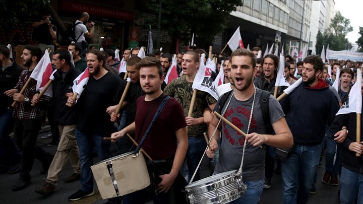 Σε εξέλιξη η φοιτητική πορεία στο κέντρο της Αθήνας – Κλειστοί οι δρόμοι – ΦΩΤΟ