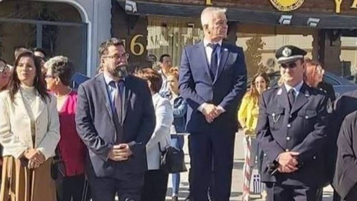 Ο δήμαρχος Παιανίας έστησε βάθρο στην παρέλαση… μόνο για τον εαυτό του – ΦΩΤΟ