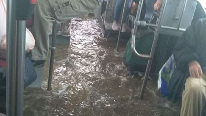 Λεωφορείο στον Ασπρόπυργο έγινε… βάρκα – ΦΩΤΟ – BINTEO