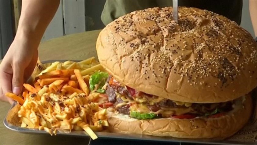 Αυτό είναι το μπέργκερ των… 6 κιλών – Αν το φάτε σε 9 λεπτά, διαβάστε τι κερδίζετε – ΒΙΝΤΕΟ