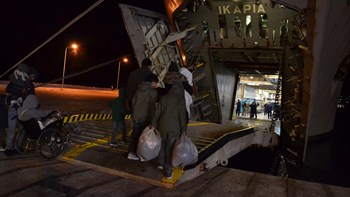 Σε εξέλιξη επιχείρηση μετακίνησης 815 αιτούντων άσυλο από τη Λέσβο