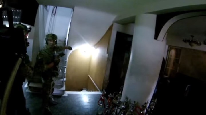 Βίντεο ντοκουμέντο – Καρέ καρέ η έφοδος των κομάντο του Λιμενικού σε εργαστήριο πλαστών διαβατηρίων