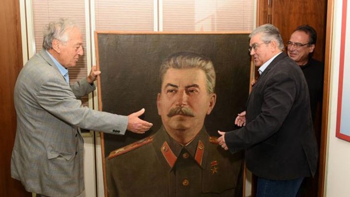 Πορτρέτο του Στάλιν και πίνακας με τον Λένιν στα γραφεία του ΚΚΕ – ΦΩΤΟ