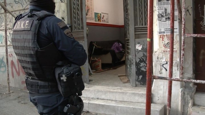 Ολοκληρώθηκε η αστυνομική επιχείρηση σε υπό κατάληψη κτίριο δίπλα από την ΑΣΟΕΕ – ΦΩΤΟ – ΒΙΝΤΕΟ