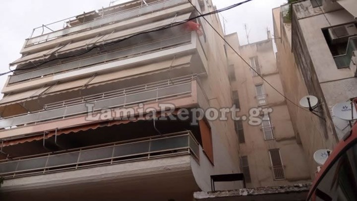 Φωτιά σε διαμέρισμα ηλικιωμένων στη Λαμία – Τους έσωσαν οι γείτονες – ΒΙΝΤΕΟ – ΦΩΤΟ