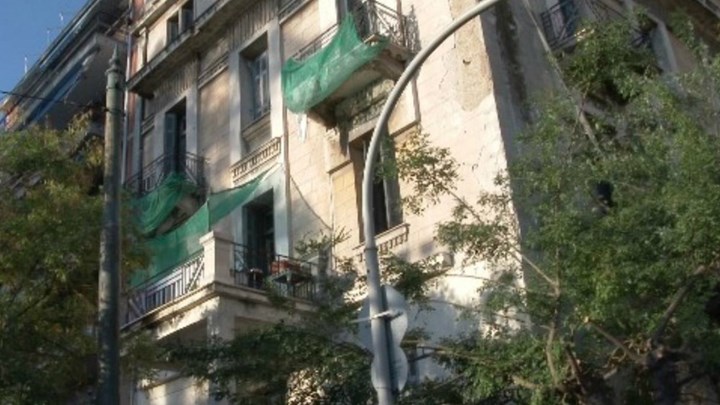 Φωτογραφίες και βίντεο από την αστυνομική επιχείρηση σε υπό κατάληψη κτίριο στο Πεδίον του Αρεως – Τι εντόπισαν οι Αρχές