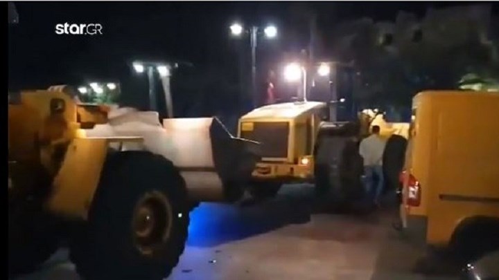 Με μπουλντόζες μπλόκαραν την αποβίβαση μεταναστών στην Κω – ΒΙΝΤΕΟ