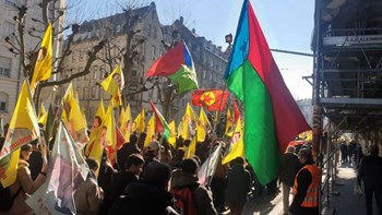 Εκατοντάδες Κούρδοι διαδήλωσαν στο Παρίσι