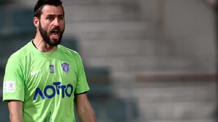 Οπαδός της Νίκης Βόλου μπήκε στο γήπεδο και αφαίρεσε το περιβραχιόνιο του αρχηγού – ΦΩΤΟ