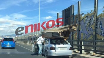 Φόρτωσε ξύλα και παλέτες στην οροφή του αυτοκινήτου και πήρε τους δρόμους – ΦΩΤΟ αναγνώστη