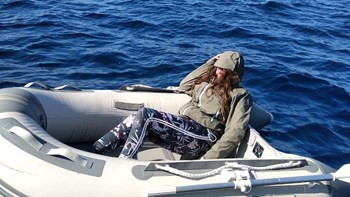 Οι πρώτες φωτογραφίες από τη στιγμή του εντοπισμού της τουρίστριας 40 ναυτικά μίλια από τη Φολέγανδρο