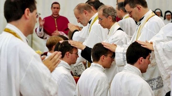 Έπαυσαν ιερέα για σεξουαλική επίθεση σε ανήλικο