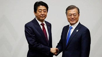 Διάλογο κορυφής Νότιας Κορεάς – Ιαπωνίας για να σταματήσει η μεταξύ τους διένεξη πρότεινε η Σεούλ