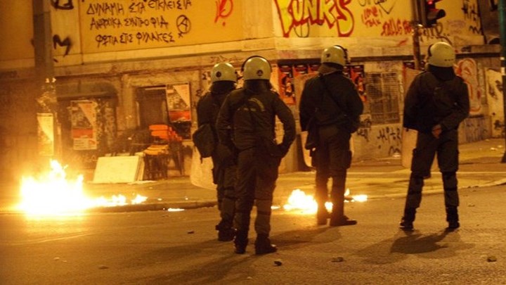 Επίθεση με πέτρες σε διμοιρία των ΜΑΤ στα Εξάρχεια – Τραυματίστηκε αστυνομικός