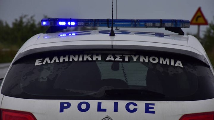 Καταδρομική επίθεση με βαριοπούλες σε τράπεζα στη Δάφνη