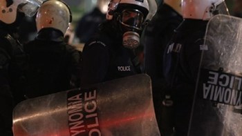 Νέα ένταση έξω από την ΑΣΟΕΕ – Επιτέθηκαν σε διμοιρία των ΜΑΤ