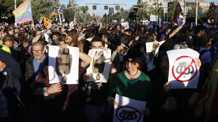 Στους δρόμους οι Καταλανοί κατά της επίσκεψης του βασιλιά στη Βαρκελώνη – ΦΩΤΟ