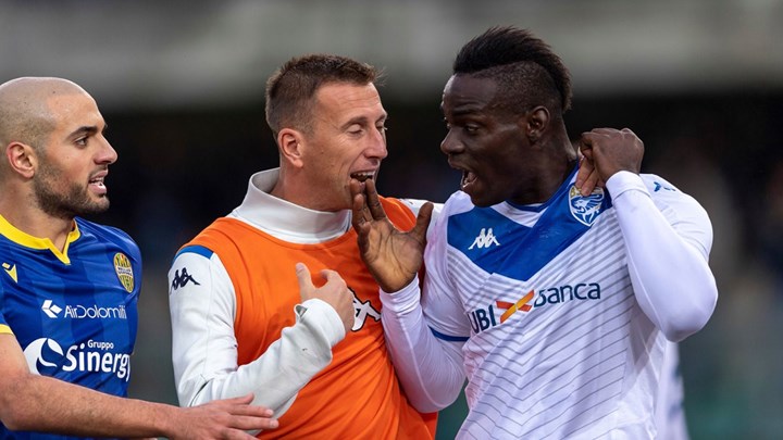 Σάλος στην Ιταλία μετά τη ρατσιστική φραστική επίθεση κατά του Μπαλοτέλι από οπαδούς της Βερόνα