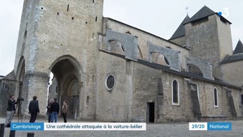 Μπούκαραν με «πολιορκητικό κριό» σε ναό της Γαλλίας – ΒΙΝΤΕΟ
