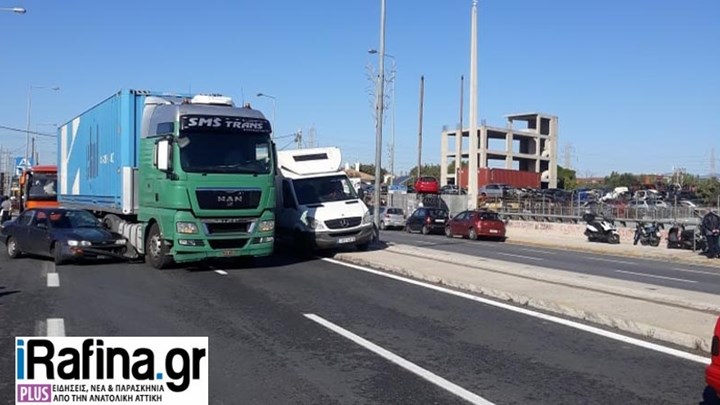 Τροχαίο στη Λεωφόρο Μαραθώνος – Νταλίκα συγκρούστηκε με αυτοκίνητο – ΦΩΤΟ – ΒΙΝΤΕΟ