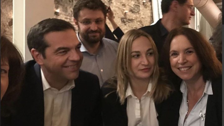 Για ποτό στου Ψυρρή με βουλευτές του ΣΥΡΙΖΑ ο Αλέξης Τσίπρας – ΦΩΤΟ
