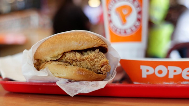 Άγριος καβγάς για… ένα σάντουιτς – Τον μαχαίρωσε θανάσιμα ενώ περίμεναν στην ουρά – BINTEO