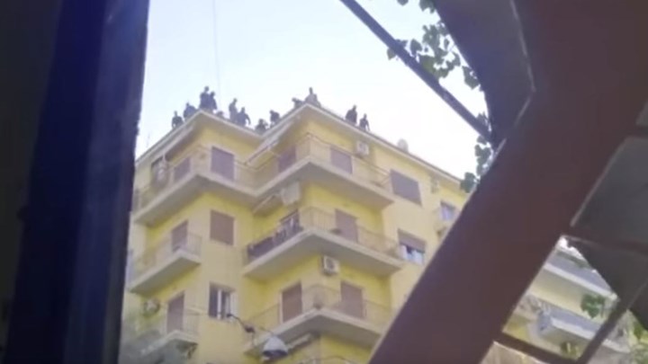 Βίντεο από τις “μάχες” αντιεξουσιαστών και ΜΑΤ στα Εξάρχεια – Έκαναν επιθέσεις και από ταράτσα κτιρίου