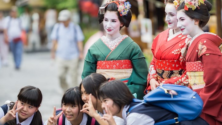 “Καμπάνες” σε τουρίστες που βγάζουν selfie με γκέισες στο Κιότο – ΦΩΤΟ