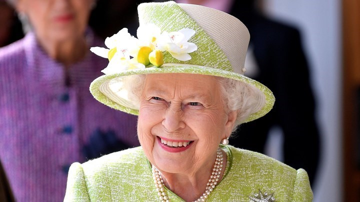 Η βασίλισσα Ελισάβετ αλλάζει την γκαρνταρόμπα της – Τι αποκαλύπτει η ενδυματολόγος της