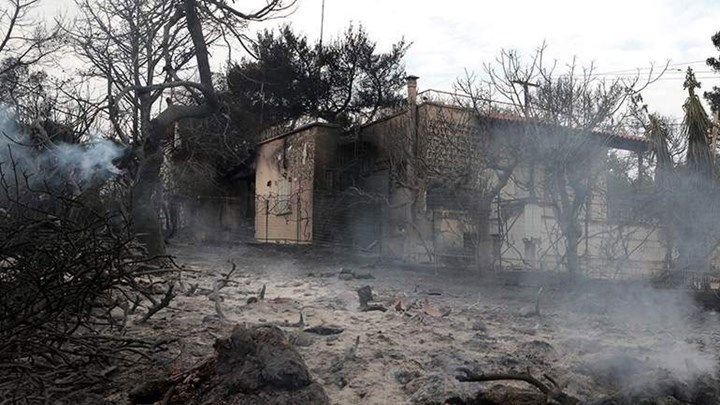 Ανήσυχοι οι κάτοικοι στο Μάτι για τον αμίαντο – Το καρκινογόνο υλικό συνεχίζει να τους απειλεί